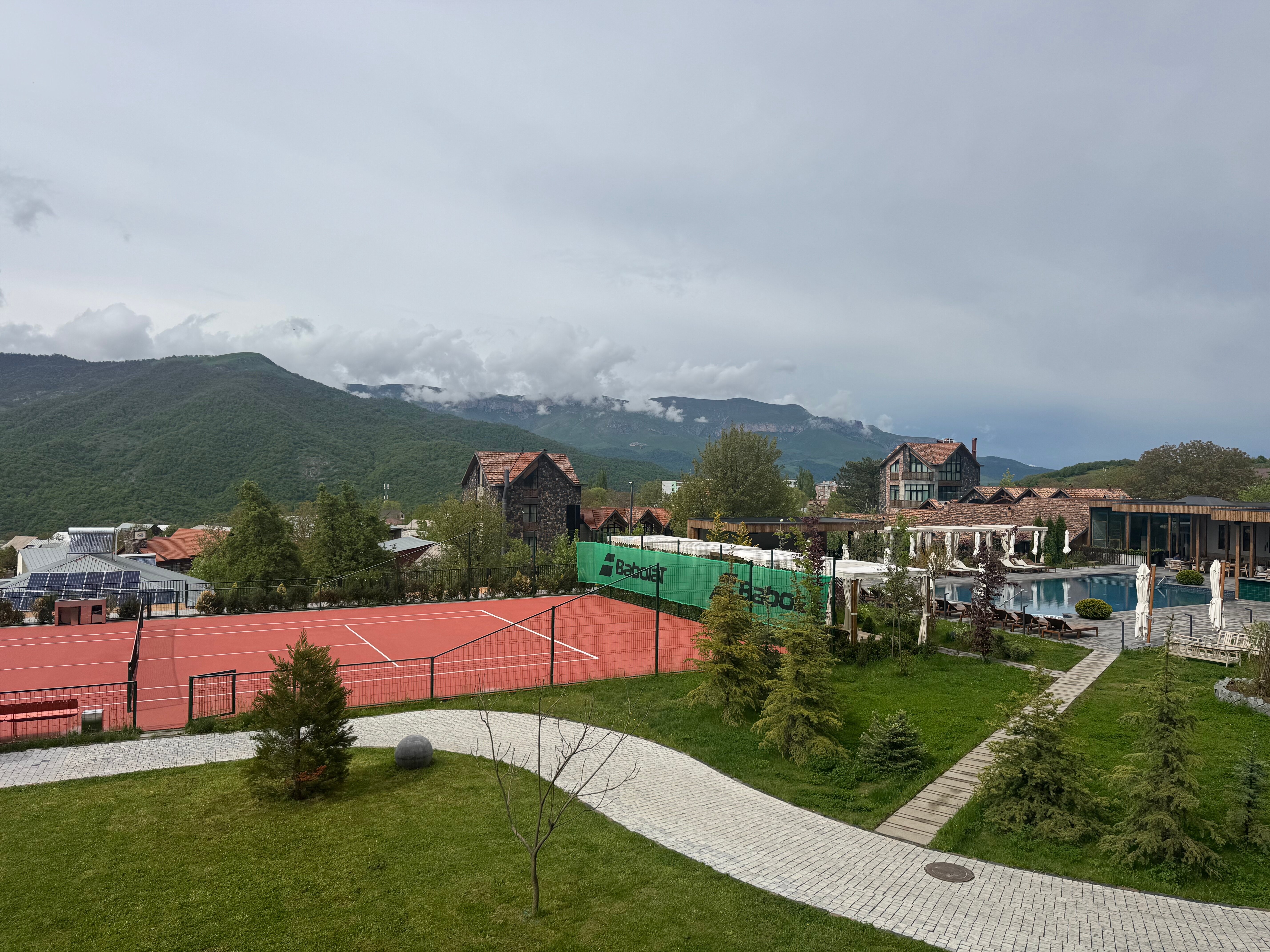 Գարուն լողավազան