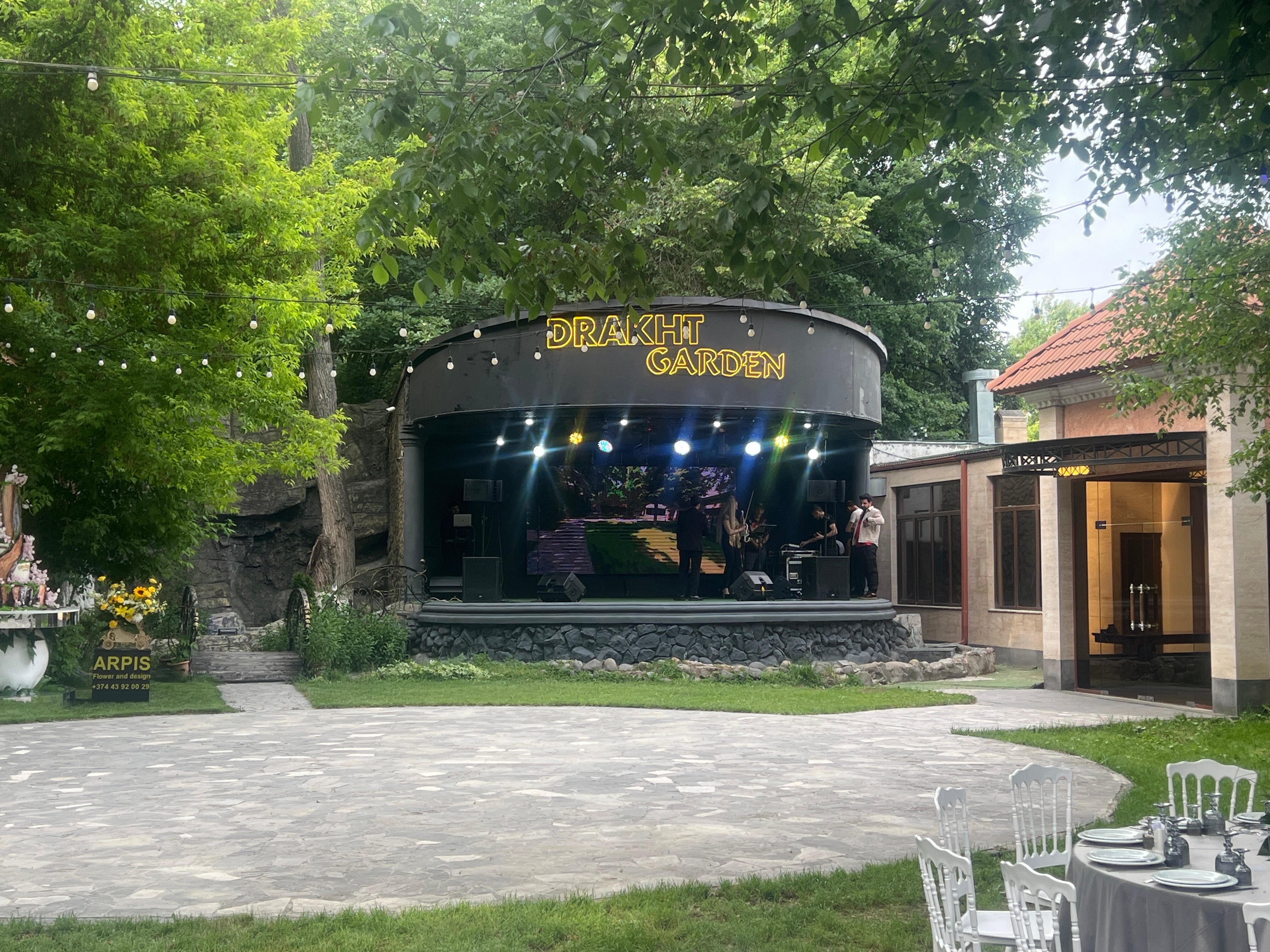 Դրախտ գարդեն հոլ