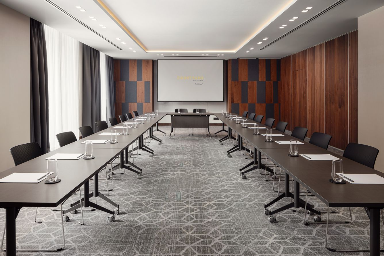 The Queen (Courtyard by Marriott Yerevan)